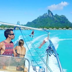 A vendre entreprise d'Activités Nautiques à Bora Bora en Polynésie Française : bateau de wake avec sa tour de traction.